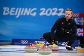 Niklas Edin a remporté quatre championnats du monde masculins consécutifs et a remporté la médaille d'or olympique en curling masculin en 2022.