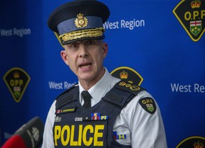 Le commissaire de la Police provinciale de l'Ontario, Thomas Carrique, prend la parole lors d'une nouvelle conférence jeudi soir au détachement de la Police provinciale de l'Ontario à Cayuga.