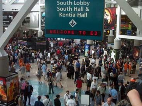 Cette photo vintage, prise lors de mon premier E3 en 2004, vous montre la foule que les participants pouvaient s'attendre à rencontrer pendant trois jours d'affilée.