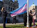 Le personnel du gouvernement de la Colombie-Britannique hisse le drapeau transgenre à l'Assemblée législative le jeudi 30 mars.