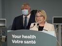 La ministre de la Santé de l'Ontario, Sylvia Jones, fait une annonce sur les soins de santé dans la province avec le premier ministre Doug Ford à Toronto, le lundi 16 janvier 2023.  