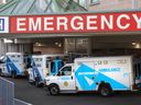 Un ambulancier ferme les portes d'une ambulance dans un hôpital de Toronto, le 6 avril 2021.