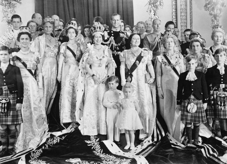 la reine elizabeth pose avec la famille royale