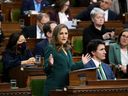La vice-première ministre et ministre des Finances Chrystia Freeland présente le budget fédéral à la Chambre des communes sur la Colline du Parlement à Ottawa le 28 mars.