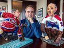 Le propriétaire des Canadiens Geoff Molson avec les statues de Lorne (Gump) Worsley, à gauche, et Jacques Plante du sculpteur canadien Patrick Amiot dans son bureau au Centre Bell.