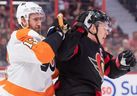 Le centre des Flyers Kevin Hayes affronte l'ailier gauche des Sénateurs d'Ottawa Brady Tkachuk au Centre Canadian Tire jeudi.  Les Sens affrontent les Leafs samedi soir.