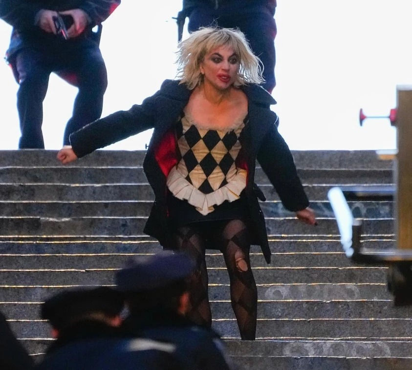 Les photos de production de Joker: Folie à Deux (Joker 2) montrent Lady Gaga et Joaquin Phoenix entièrement maquillés sur les escaliers en béton emblématiques du premier film.