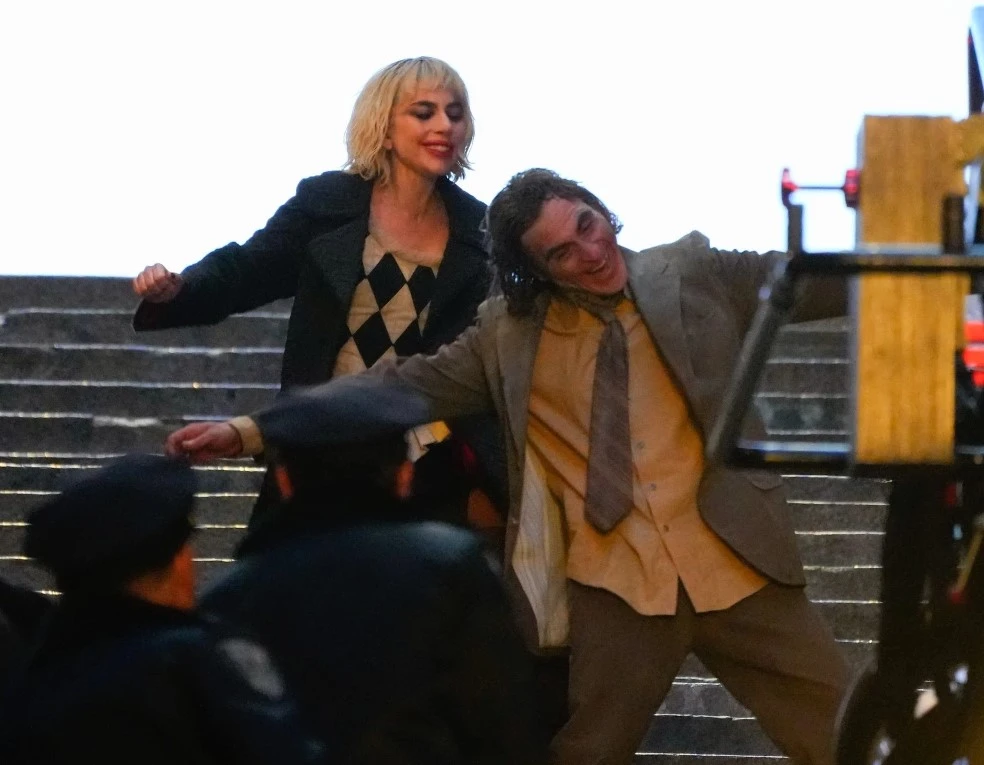 Les photos de production de Joker: Folie à Deux (Joker 2) montrent Lady Gaga et Joaquin Phoenix entièrement maquillés sur les escaliers en béton emblématiques du premier film.