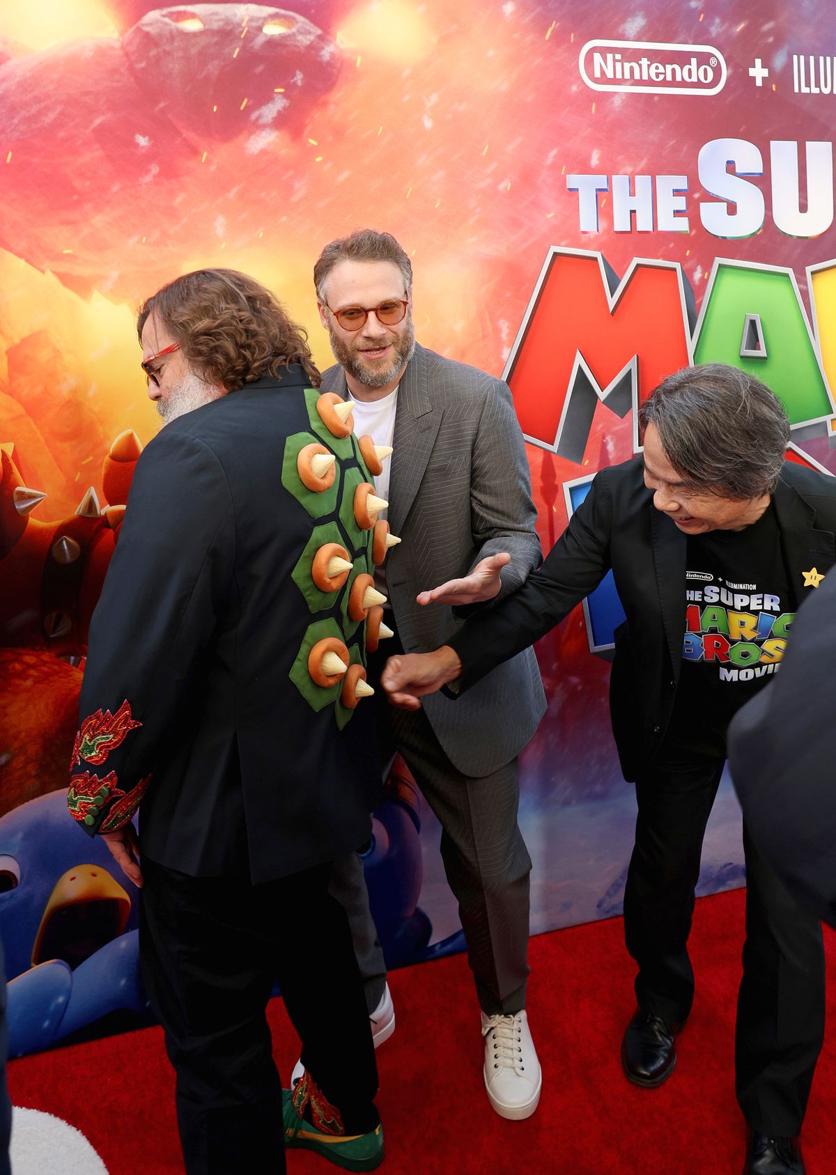 Shigeru Miyamoto admire les pointes du tapis rouge de Jack Black lors de l'avant-première du film Super Mario Bros. à Los Angeles.