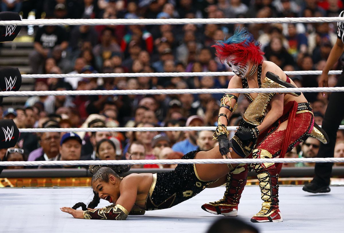 Bianca Belair lutte contre Asuka pour le match pour le titre féminin RAW lors de WrestleMania Goes Hollywood au SoFi Stadium le 02 avril
