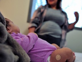 Une résidente et son bébé séjournent au Sanctum Hospice and Care Home au milieu d'une résurgence de la syphilis, avec des taux d'infection concentrés dans les provinces de l'Ouest, à Saskatoon le 26 janvier 2023. REUTERS/Nayan Sthankiya