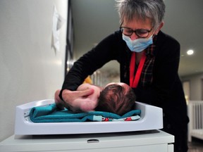 Un membre du personnel pèse un bébé au Sanctum Hospice and Care Home au milieu d'une résurgence de la syphilis, avec des taux d'infection concentrés dans les provinces de l'Ouest, à Saskatoon le 26 janvier 2023. REUTERS/Nayan Sthankiya