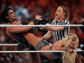 L'arbitre Jessika Carr dit à Rhea Ripley de briser l'emprise alors que Charlotte Flair attrape les cordes lors de leur match de championnat féminin de SmackDown à WrestleMania 39 à Inglewood, en Californie. Ripley a finalement gagné par tombé pour devenir la nouvelle championne.