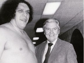 André le Géant (L) et Vince McMahon Sr.