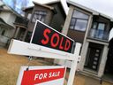 Le marché de l'habitation de Calgary demeure tendu, car les vendeurs potentiels conservent leur maison plus longtemps.