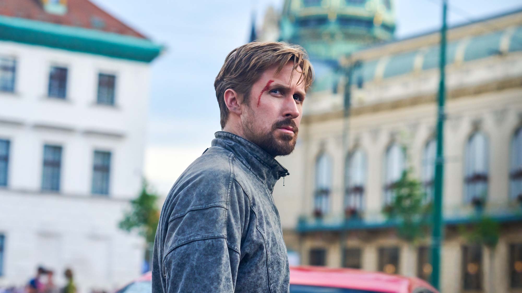 Ryan Gosling, dans le rôle de Sierra Six/Court Gentry dans The Grey Man, meurtri et ensanglanté