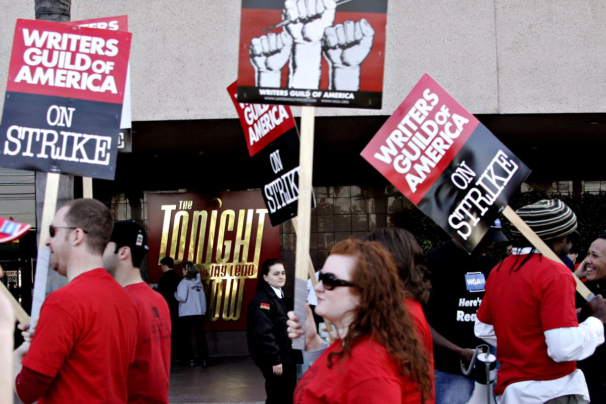 Des grévistes de la Writers Guild of America protestent contre le retour du « Tonight Show » de Jay Leno devant les studios NBC à Burbank, Californie, États-Unis, le mercredi 2 janvier 2008.
