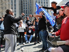 Les partisans et les opposants de l'ancien président américain Donald Trump se rassemblent devant le tribunal pénal de Manhattan lors de sa mise en accusation à New York le 4 avril 2023.