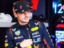 Max Verstappen d'Oracle Red Bull Racing regarde dans le garage lors des essais avant le Grand Prix d'Australie de F1, le 31 mars 2023 à Melbourne, en Australie.