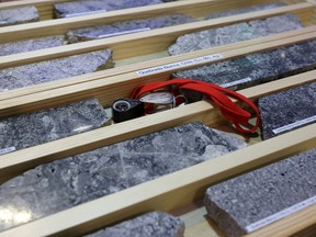 Des échantillons miniers sont exposés sur un stand de Teck Resources lors de la conférence annuelle de l'Association canadienne des prospecteurs et entrepreneurs à Toronto.
