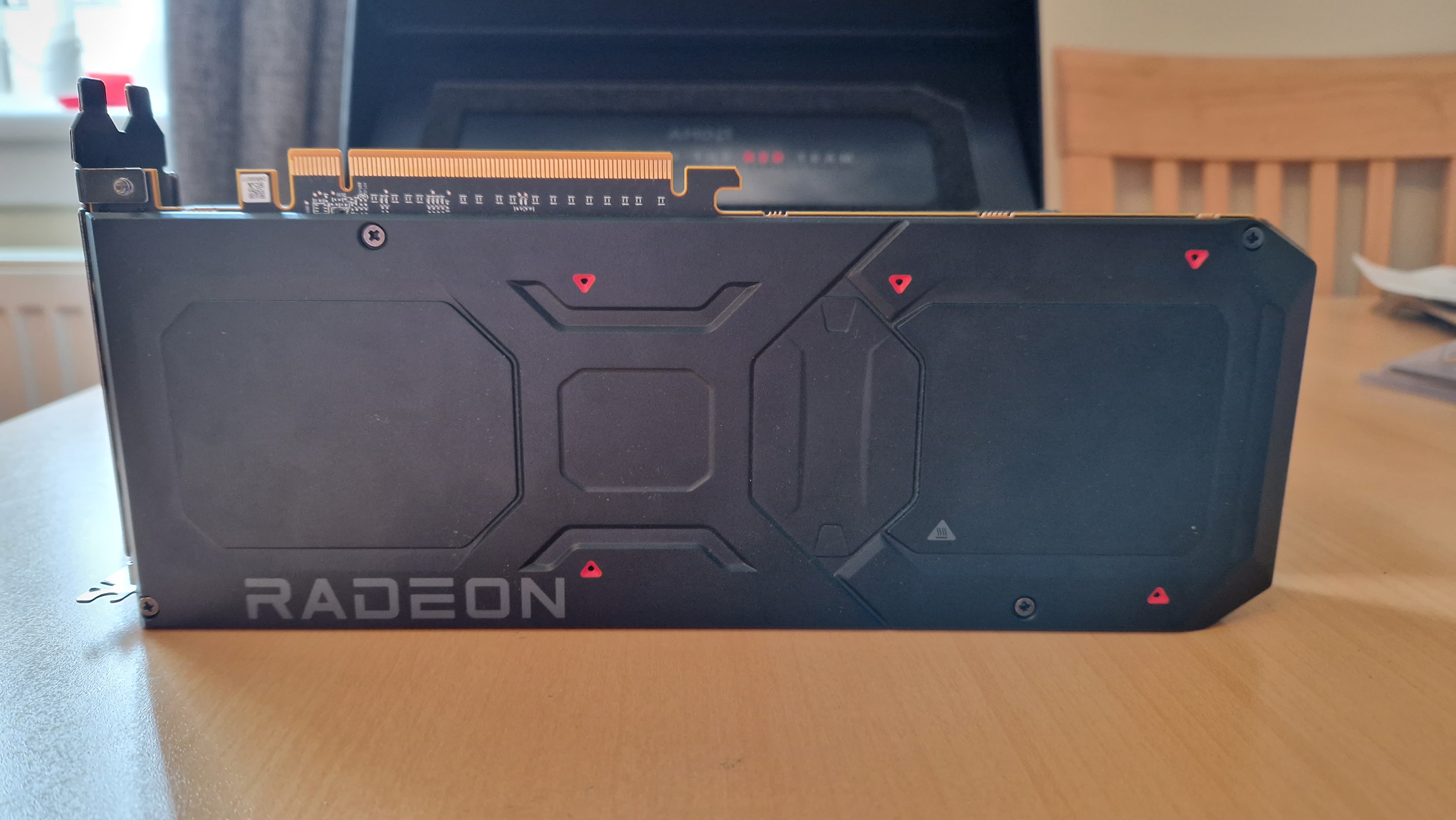 Image de test AMD Radeon RX 7900 XT montrant le haut de la carte graphique
