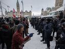 La police intervient pour nettoyer le centre-ville d'Ottawa près de la colline du Parlement des manifestants après des semaines de manifestations, le 19 février 2022. Un groupe national des libertés civiles est sur le point de faire valoir que 