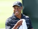 Tiger Woods regarde depuis la zone d'entraînement avant le tournoi des maîtres 2023 au Augusta National Golf Club dimanche.