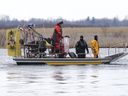 Des chercheurs recherchent des victimes vendredi 31 mars 2023. Les corps de huit migrants ont été retirés du fleuve Saint-Laurent à Akwesasne.