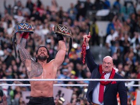 Roman Reigns, champion universel incontesté de la WWE, et son homme sage, Paul Heyman.  (STEVE ARGINTARU/POUR LE RÉSEAU POSTMÉDIA)