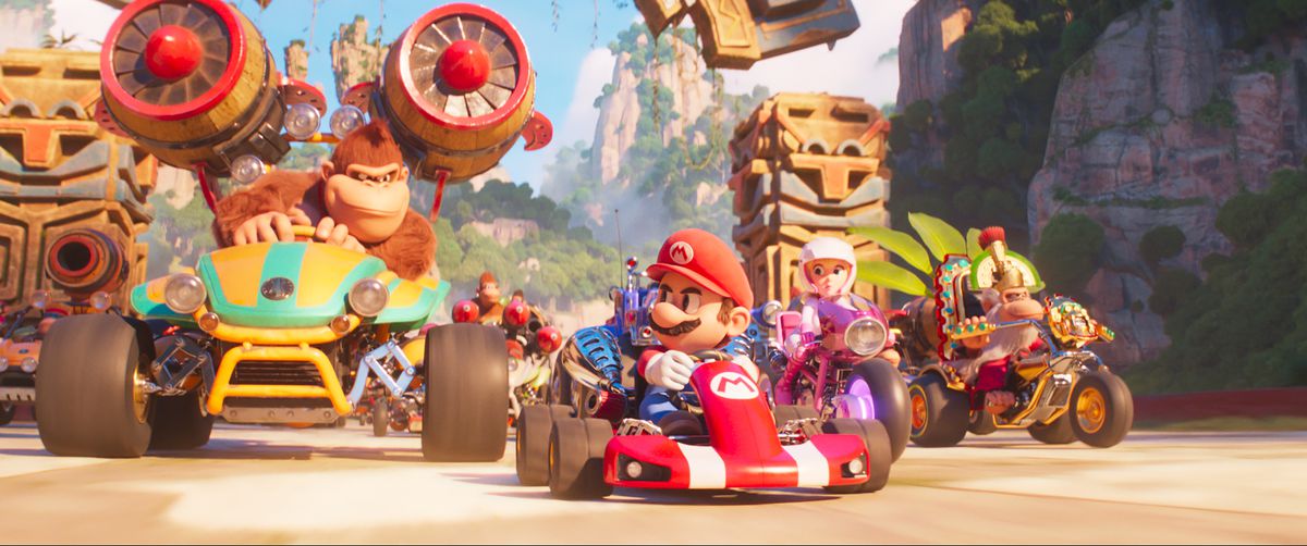 Mario conduit sa charrette et regarde en arrière Donkey Kong qui conduit également son kart