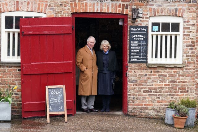 Le roi et la reine consort lors de leur visite à Talbot Yard Food Court à Malton 