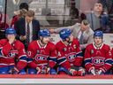 L'entraîneur-chef des Canadiens Martin St-Louis s'entretient avec le capitaine Nick Suzuki sur le banc lors de la défaite de 5-0 de mardi soir contre les Red Wings au Centre Bell. 