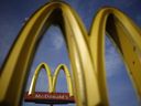 McDonald's est la dernière entreprise à demander au personnel de travailler à domicile pendant les licenciements, une pratique qui a suscité des critiques.