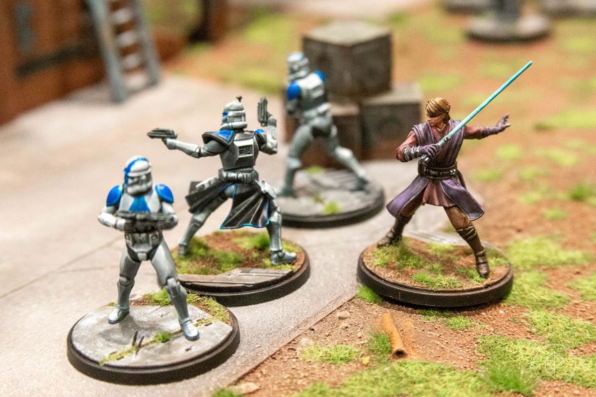 Anakin Skywalker et Clone Commander Rex miniatures, flanqués de quelques autres 501st Clone Troopers pour faire bonne mesure.
