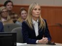 L'acteur Gwyneth Paltrow siège au tribunal alors que le verdict est lu dans son procès civil pour une collision avec un autre skieur à Park City, Utah. 
