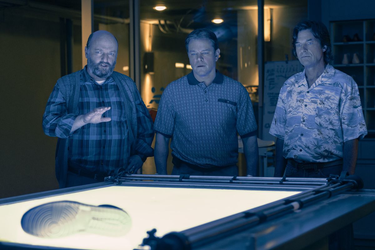 Trois hommes, dont Matt Damon et Jason Bateman, jouent un prototype de chaussure dans le laboratoire de Nike dans le film Air.