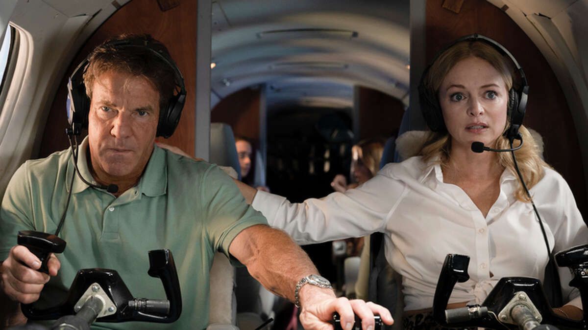(LR) Dennis Quaid et Heather Graham assis derrière les commandes d'un avion dans On a Wing and a Prayer.