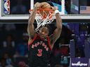 L'attaquant des Toronto Raptors OG Anunoby (3) dunks contre les Charlotte Hornets au Spectrum Center.