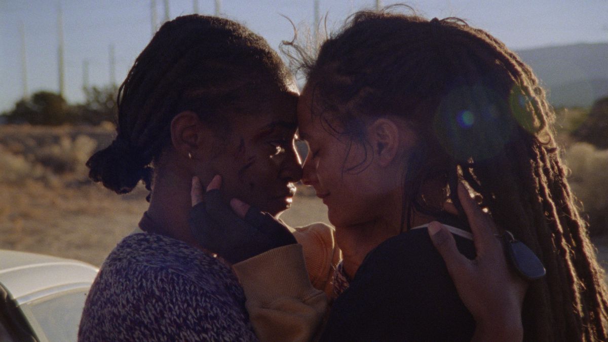 Theo (Sasha Lane) et Alisha (Jayme Lawson) s'embrassent dans How to Blow Up a Pipeline.