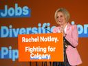 La chef du NPD Rachel Notley fait campagne au Grand à Calgary le mardi 2 avril 2019. 