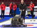 Dave Merklinger, le technicien en chef des glaces du championnat du monde de curling masculin à Ottawa cette semaine, en fait sa dernière épreuve majeure.  Il est homme de glace depuis 49 ans.