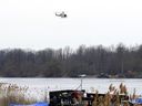 Un hélicoptère de la police effectue une recherche après qu'un certain nombre de corps ont été retrouvés dans les environs d'Akwesasne, au Québec, le 31 mars 2023.