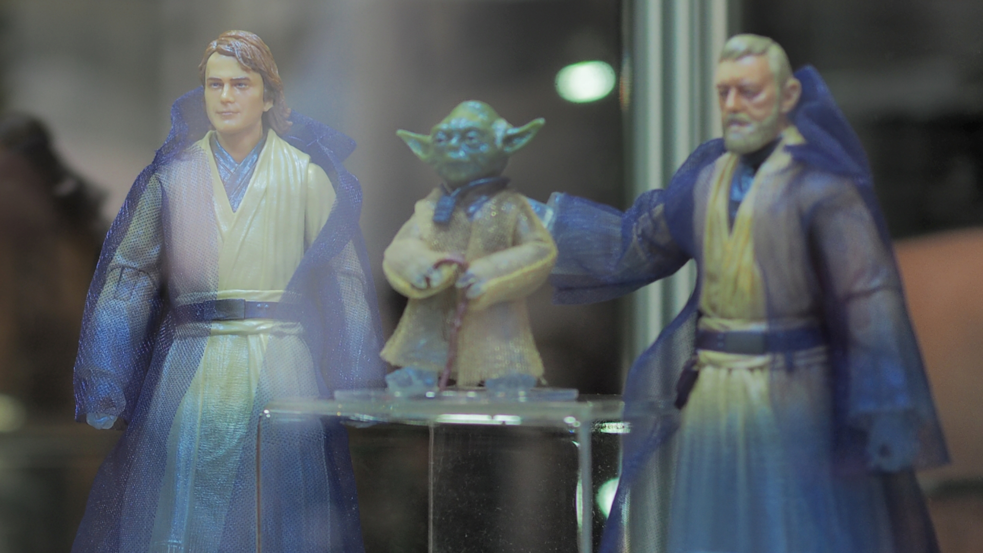 Les figurines Force Ghost d'Anakin, Yoda et Obi-Wan regardent