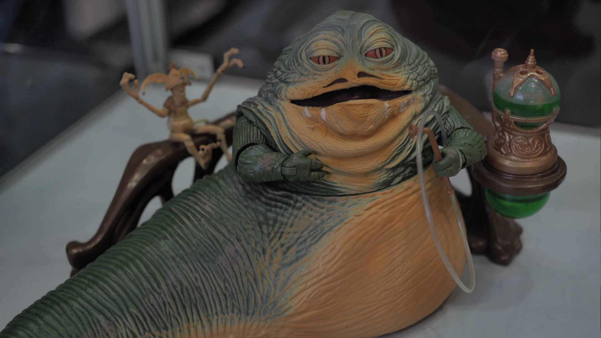 Une figurine articulée de Jabba est assise sur une surface plane
