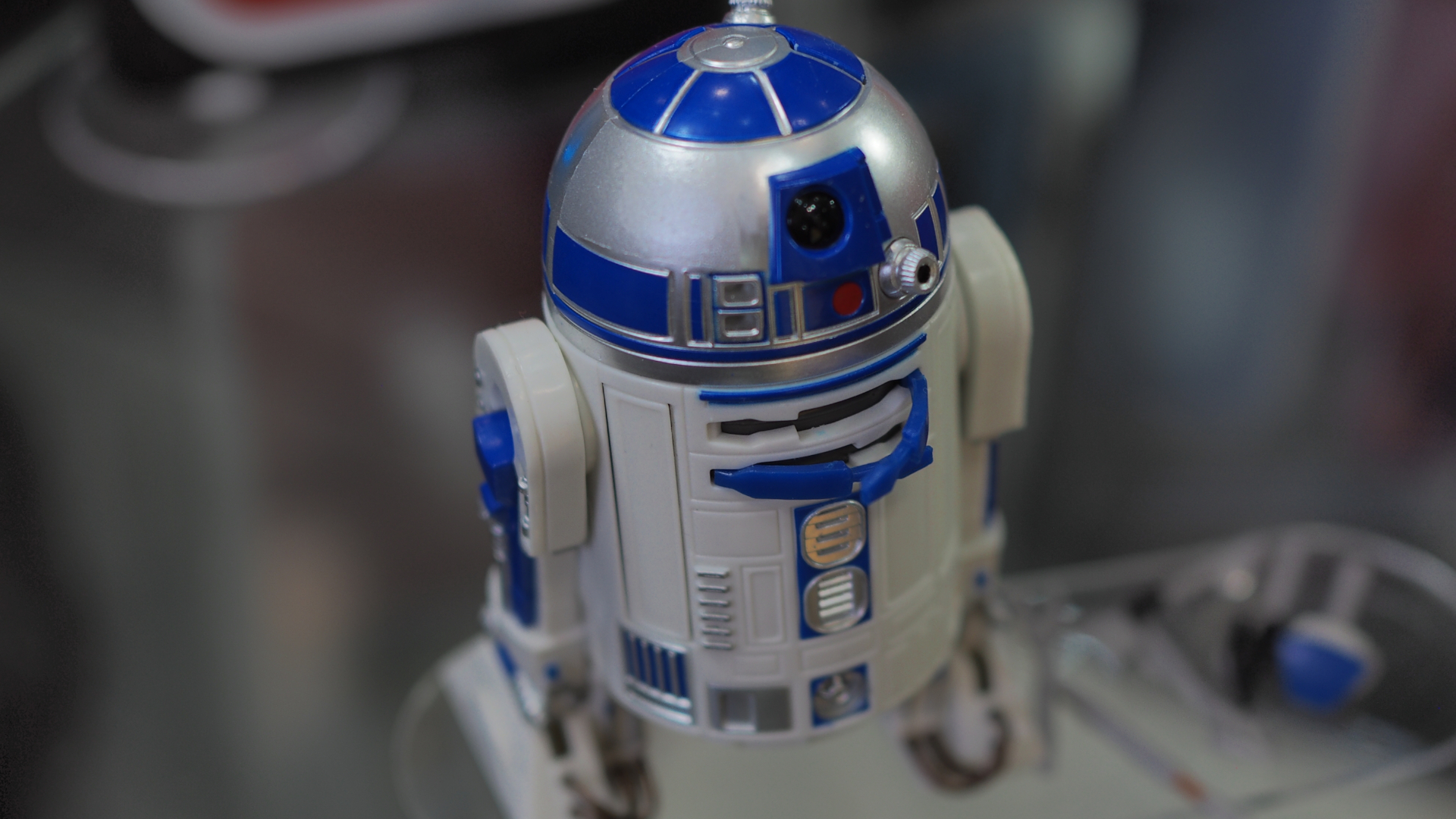Une figurine articulée de R2-D2 se dresse avec certains accessoires