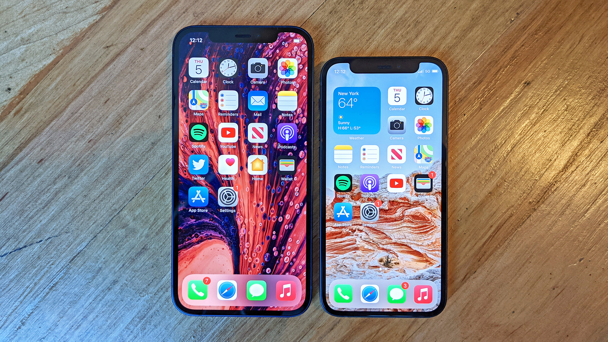 Un iPhone 12 mini et un iPhone 12 côte à côte sur une table