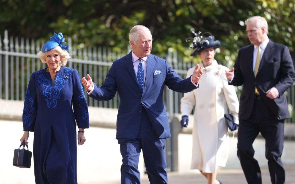 Le roi et la reine consort ont été rejoints par d'autres membres de la famille, dont le duc d'York et la princesse royale - Kelvin Bruce