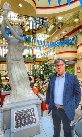 L'ingénieure Nima Dorjee devant la statue de la déesse de la démocratie au MacEwan Student Centre de l'Université de Calgary.