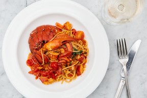 – Spaghetti de homard Cecconi's Miami Beach avec piment, tomate et basilic -fourni