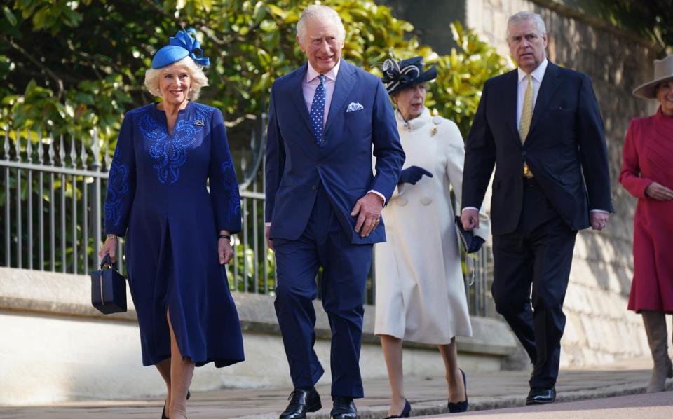 Le roi Charles et Camilla, la reine consort, vêtus de nuances de bleu exaltantes le dimanche de Pâques - Getty